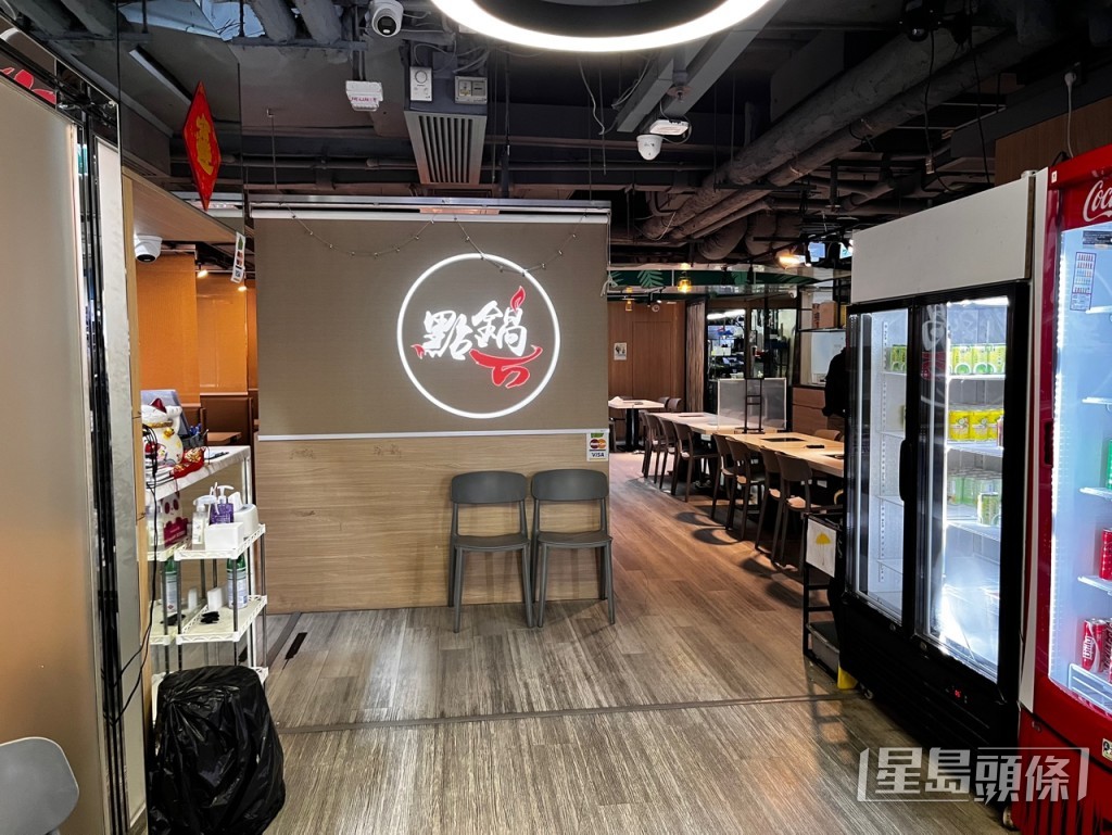 兆萬中心自助火鍋店店主稱「中心仲租俾佢,咁我都無辦法,惟有自己做好自己」。 兆萬中心自助火鍋店店主稱「中心仲租俾佢,咁我都無辦法,惟有自己做好自己」。