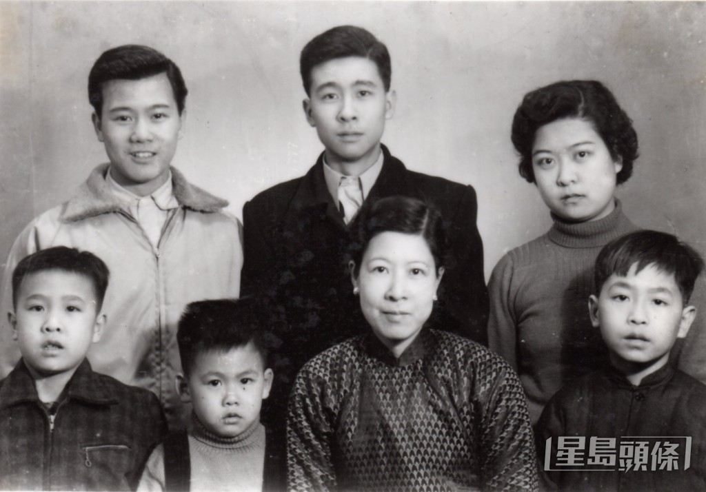 葉振棠（右一）有不少兄弟姊妹，圖為葉振棠小時候與母親、大哥、三哥、二姐、七弟、八弟的合照。