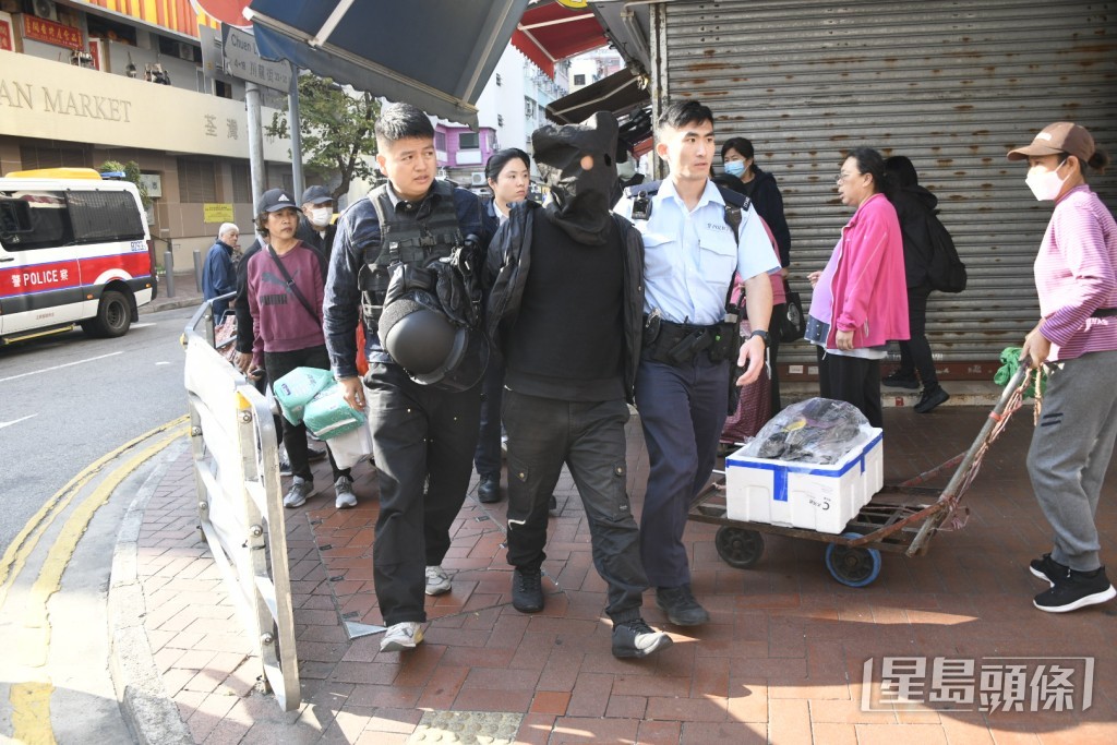 持刀男子被捕帶署。楊偉亨攝