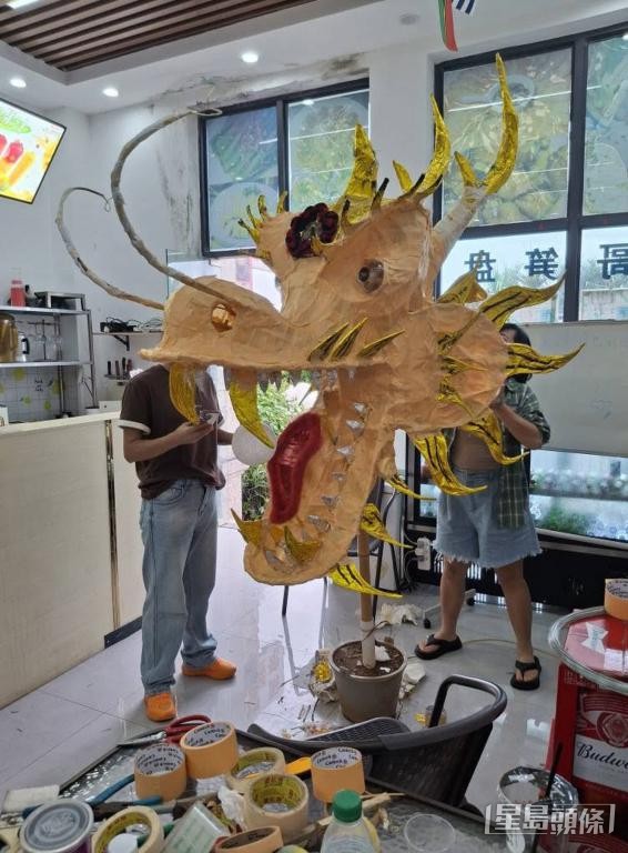 吴江干亦在内地传播扎作文化，图为他在惠州某社区的共同扎作活动。