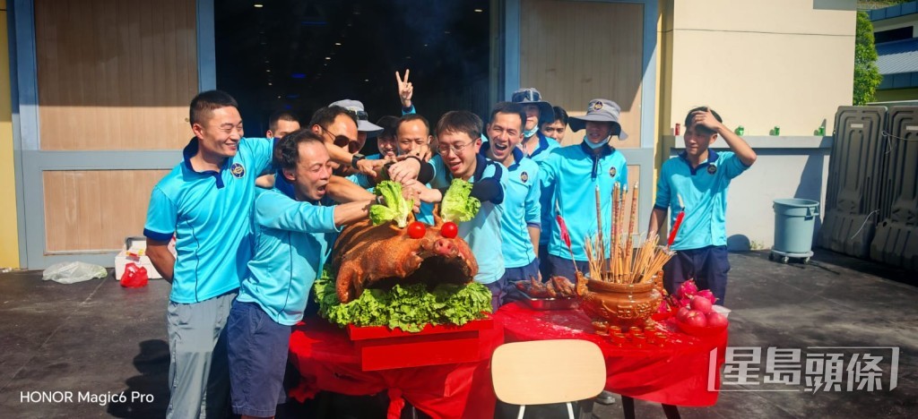 薛順強和馬房手足開live與從化手足一起夾好時辰,齊齊上香拜神。 薛順強和馬房手足開live與從化手足一起夾好時辰,齊齊上香拜神。