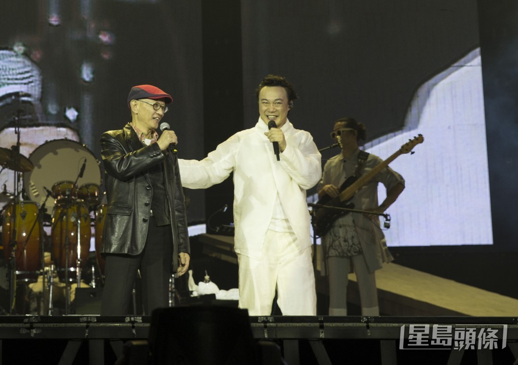 陳奕迅曾在澳門舉行《 Eason's Life世界巡迴演唱會》時，邀請父親陳裘大上台合唱。