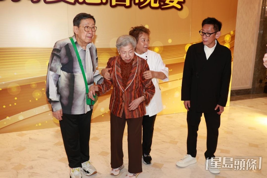 三姐扶住行动不便的罗兰姐。