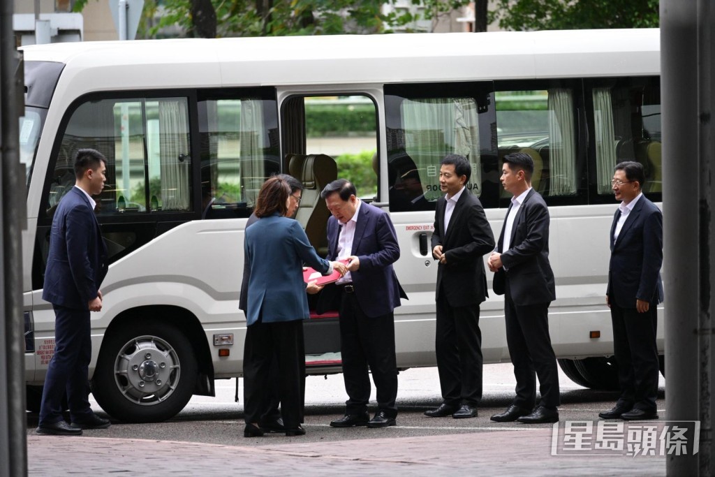 李家超向夏寶龍送上一份禮物。 李家超向夏寶龍送上一份禮物。