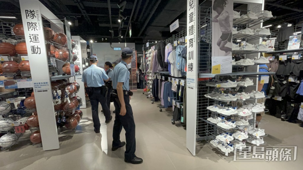 警員在店內調查。