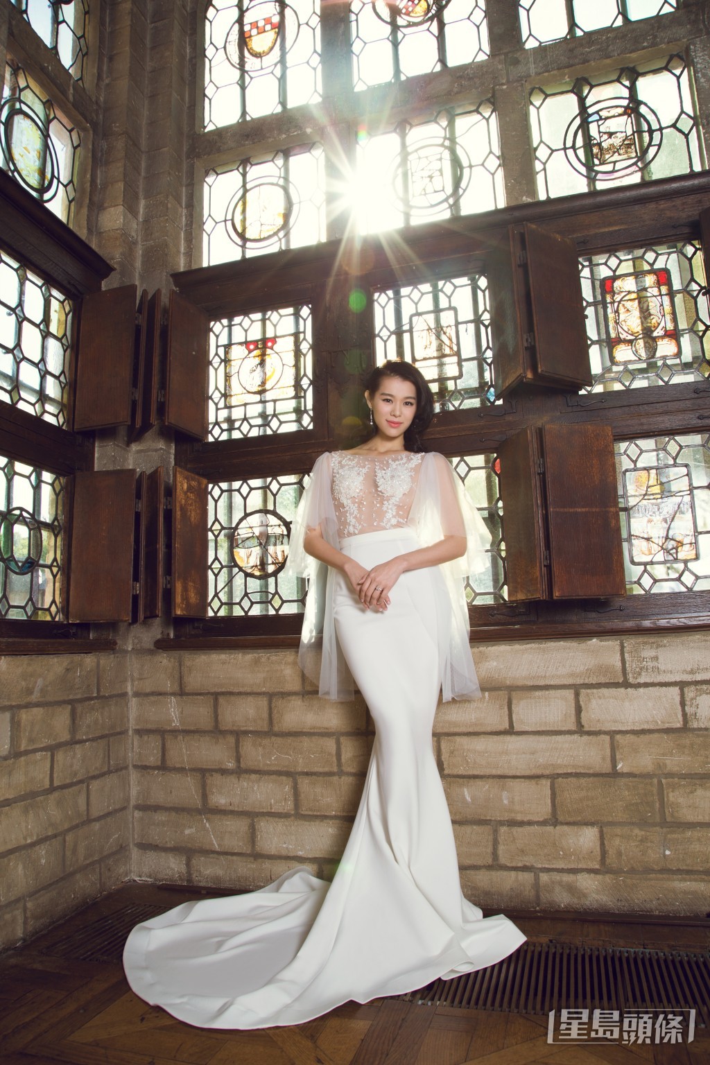 当时胡杏儿穿上自己投资的婚纱店的婚纱出嫁。 当时胡杏儿穿上自己投资的婚纱店的婚纱出嫁。
