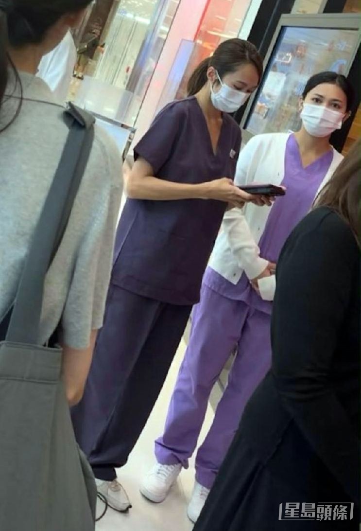 日前有網民於社交平台貼出湯怡身穿美容師制服，與同事在拉麵店門口排隊。