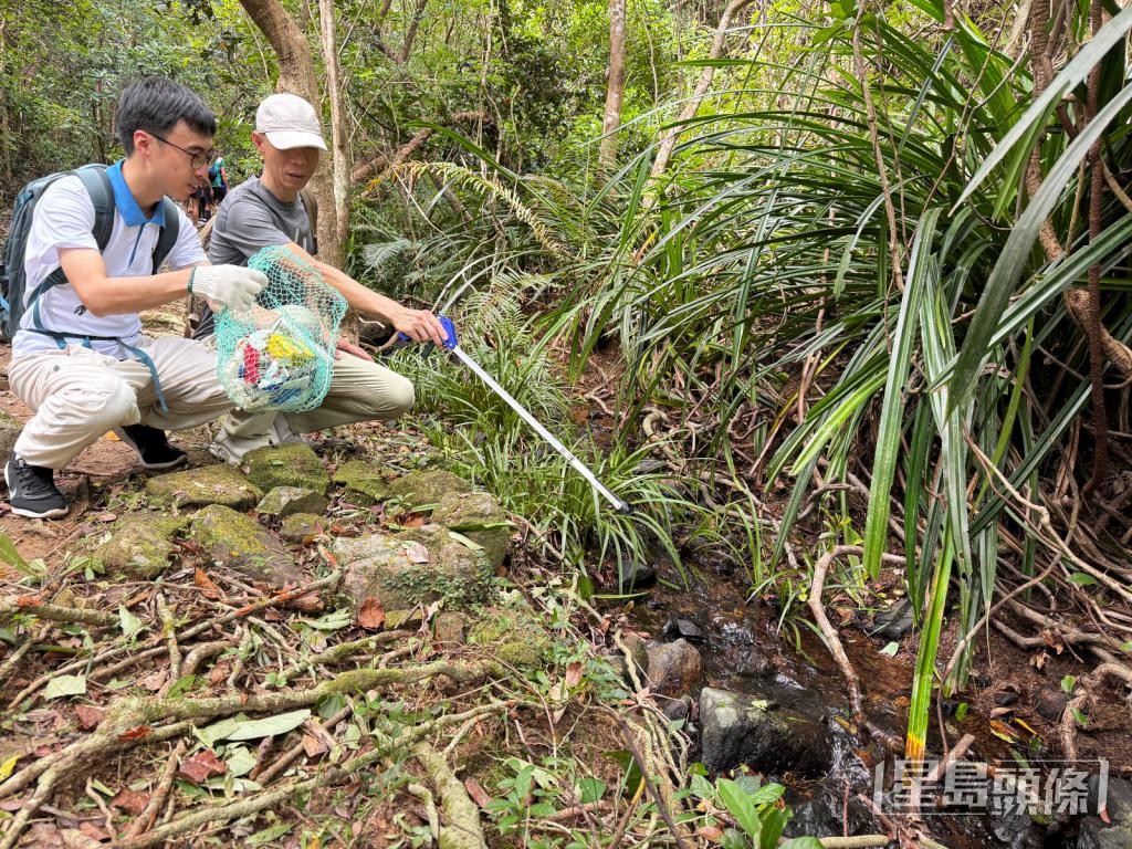 黃錦星早前到西貢河溪視察淡水龜生境，亦順道清垃圾。