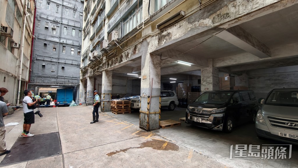 現場為葵涌石蔭藍田街30至38號工廠大廈地下卸貨區。 現場為葵涌石蔭藍田街30至38號工廠大廈地下卸貨區。