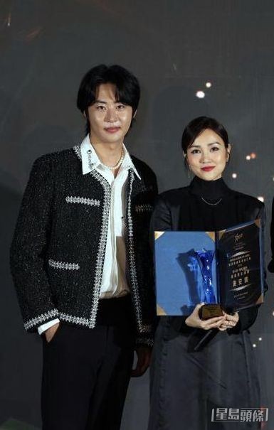 韩国ACE Entertainment ACE娱乐年前在香港举办《ACE FACE OF HONG KONG STAR AWARDS 韩国最耀眼香港之星颁奖典礼》,谢安琪获颁“最耀眼女演员”奖。 韩国ACE Entertainment ACE娱乐年前在香港举办《ACE FACE OF HONG KONG STAR AWARDS 韩国最耀眼香港之星颁奖典礼》,谢安琪获颁“最耀眼女演员”奖。