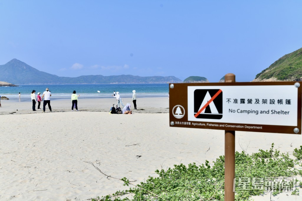 不少旅客趁五一黃金周假期到大浪西灣。盧江球攝 不少旅客趁五一黃金周假期到大浪西灣。盧江球攝