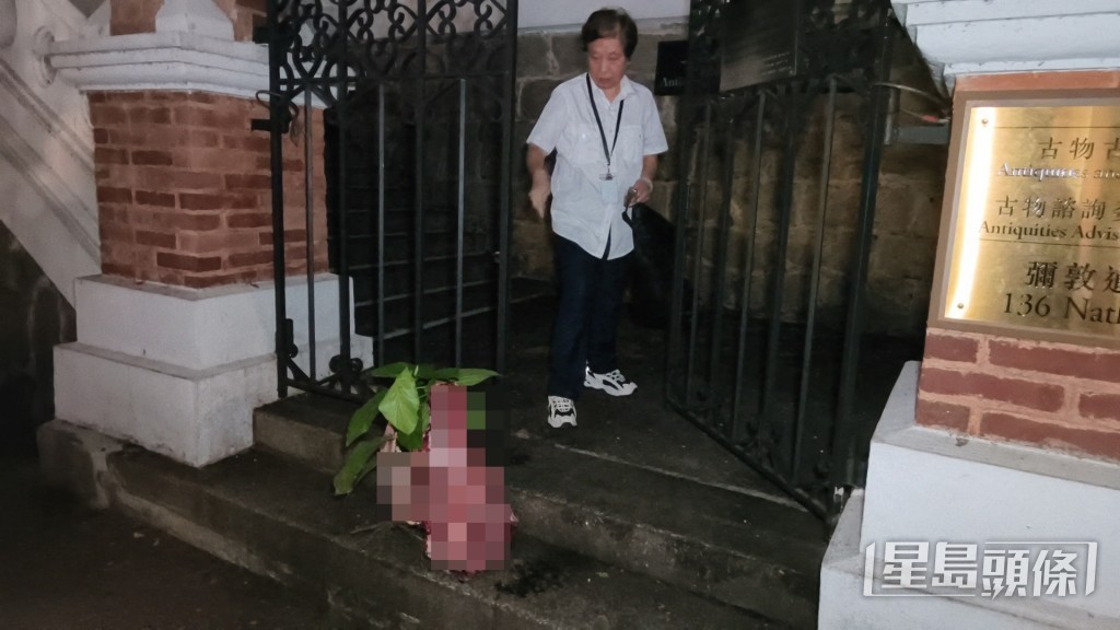 對於古物古蹟辦事處門外被放牛頭,女保安直言感到害怕。黃文威攝 對於古物古蹟辦事處門外被放牛頭,女保安直言感到害怕。黃文威攝