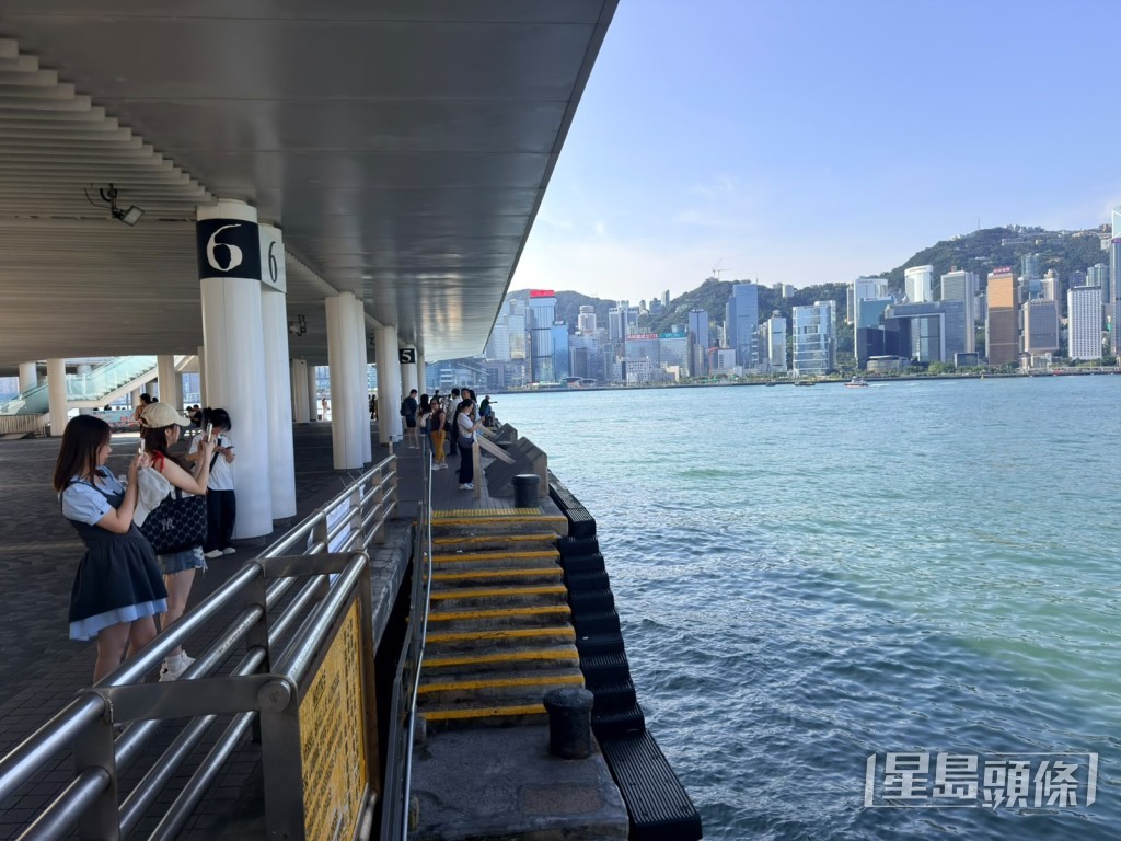 女生在尖沙咀鐘樓對開墮海獲救。