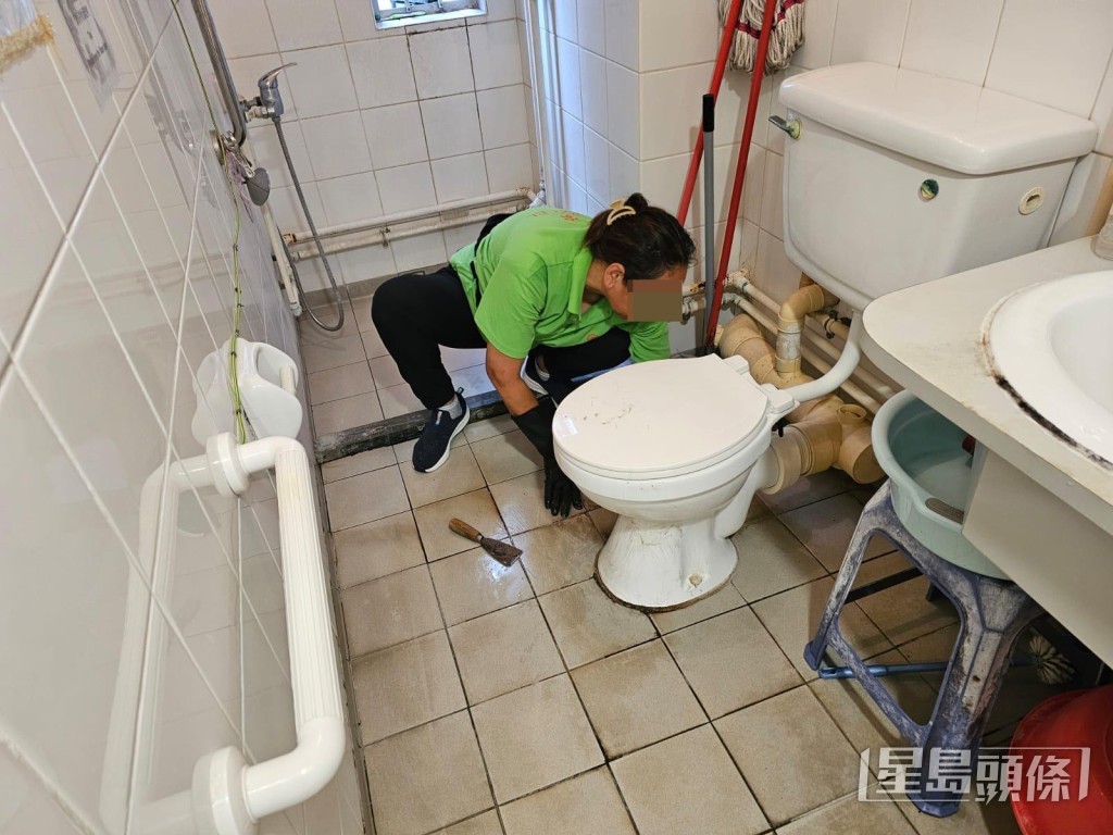 房署提供的相片顯示,清潔人員正落力刷洗廁所及地台。(房署提供相片) 房署提供的相片顯示,清潔人員正落力刷洗廁所及地台。(房署提供相片)