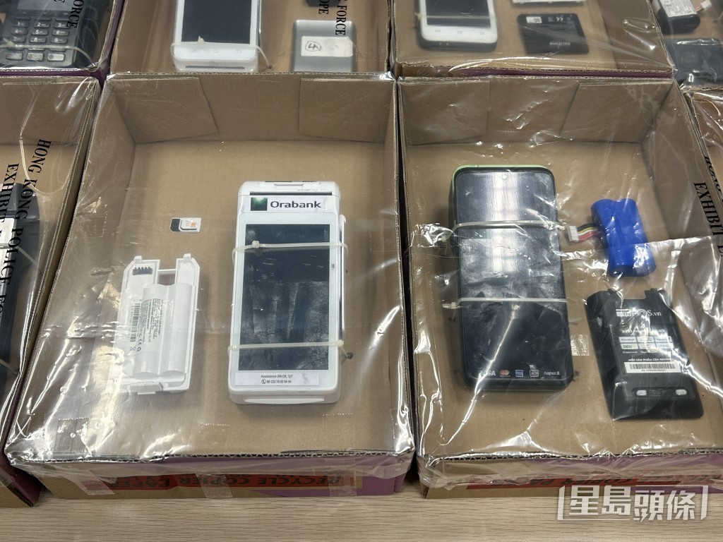 行動中檢獲連接外國店舖的無線電子收款機。林思明攝