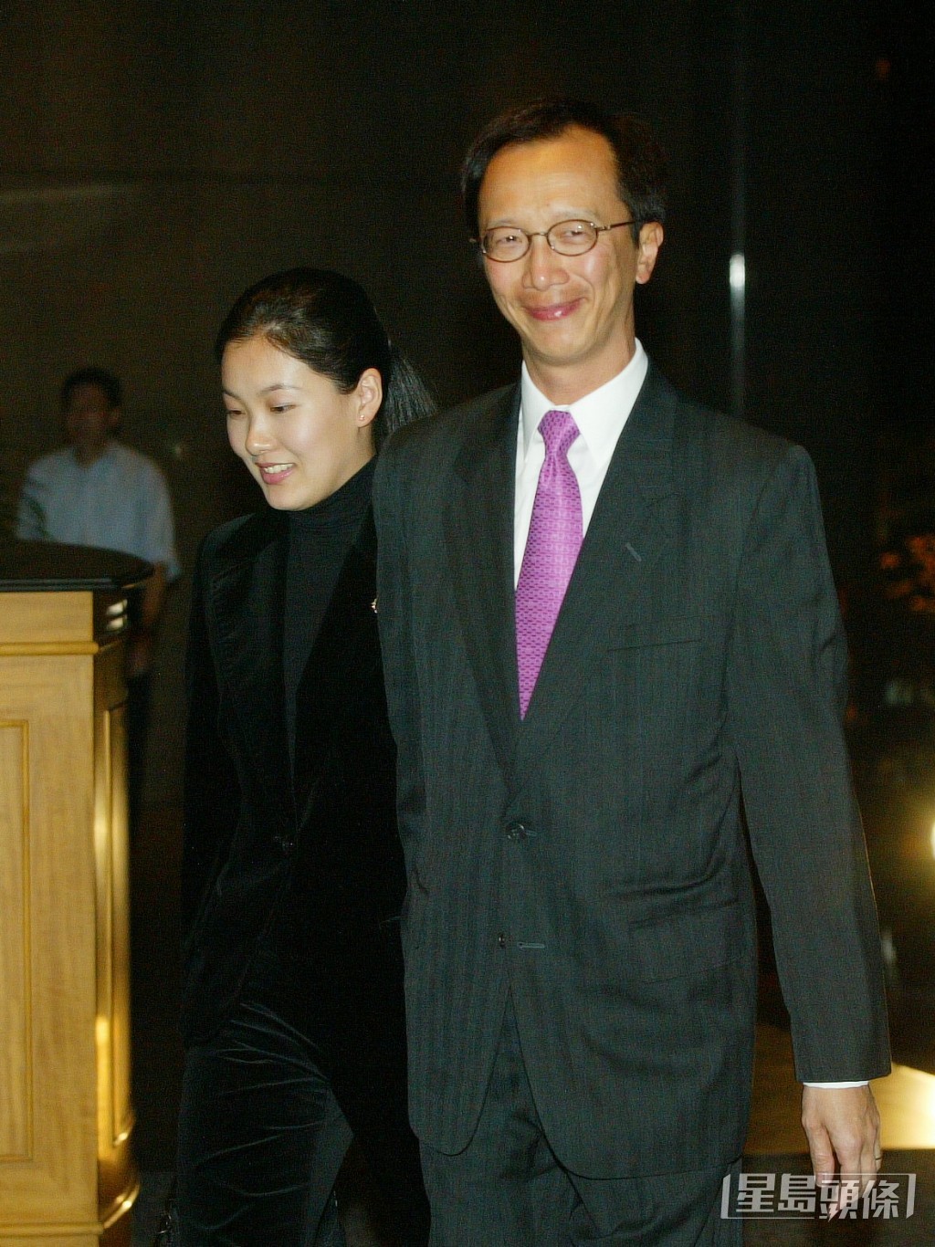 伏明霞與前任財政司司長梁錦松於2002年結婚，婚後育有三名子女。