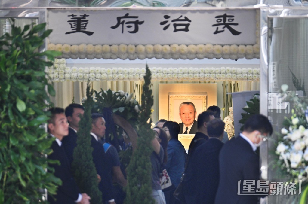 董建華喪禮於北角香港殯儀館福海堂舉行,今午(19日)3時設靈。 董建華喪禮於北角香港殯儀館福海堂舉行,今午(19日)3時設靈。