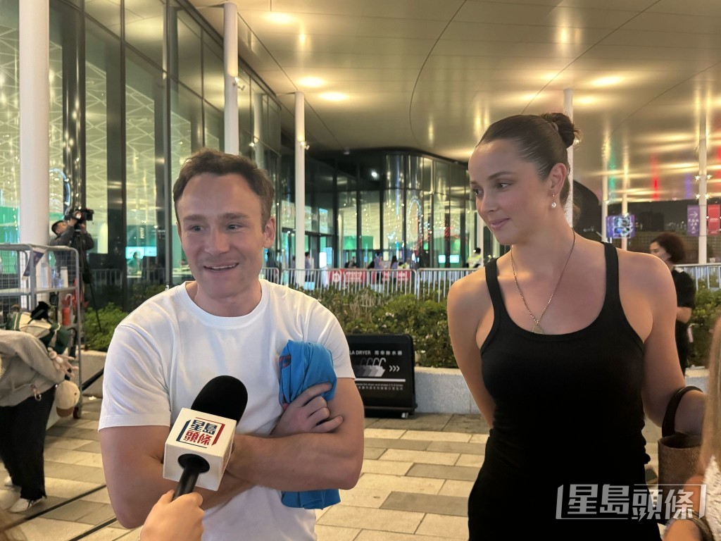 居住在香港的英國歌迷Ed和Elsie。蔡思宇攝 居住在香港的英國歌迷Ed和Elsie。蔡思宇攝