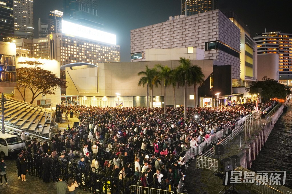 市民在尖沙咀海傍等候賀歲煙花。劉駿軒攝 市民在尖沙咀海傍等候賀歲煙花。劉駿軒攝