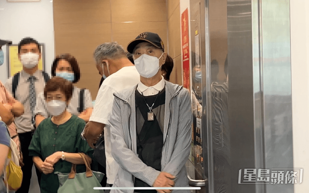 疑似Shirley父親戴帽神情呆滯現身醫院。 疑似Shirley父親戴帽神情呆滯現身醫院。