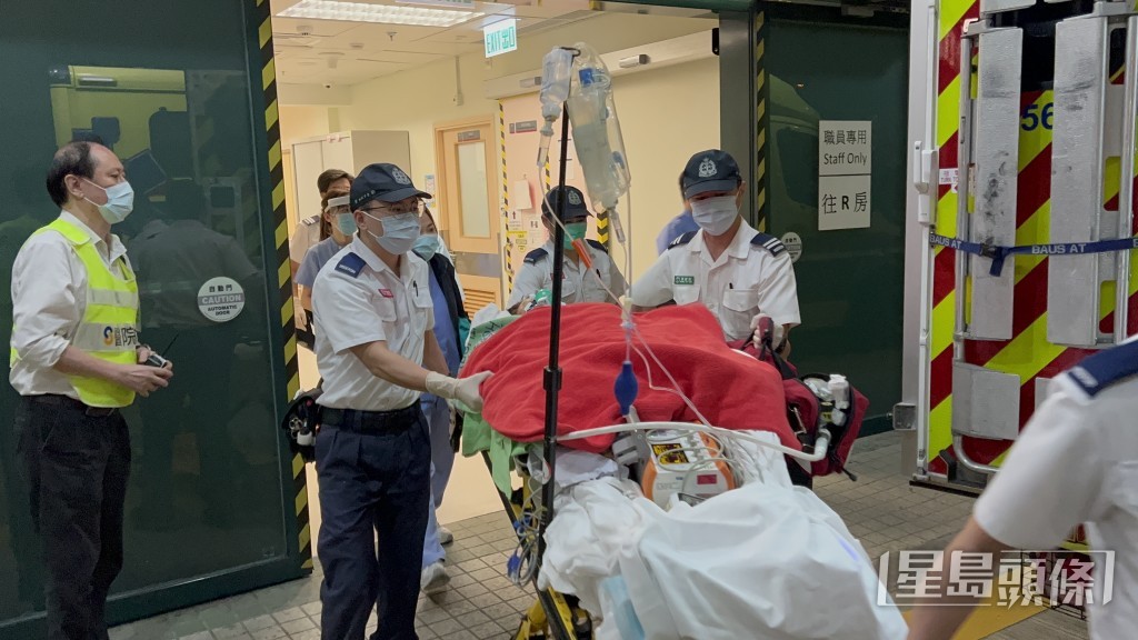 老婦被送往明愛醫院後，再轉送瑪嘉烈醫院搶救。蔡楚輝攝