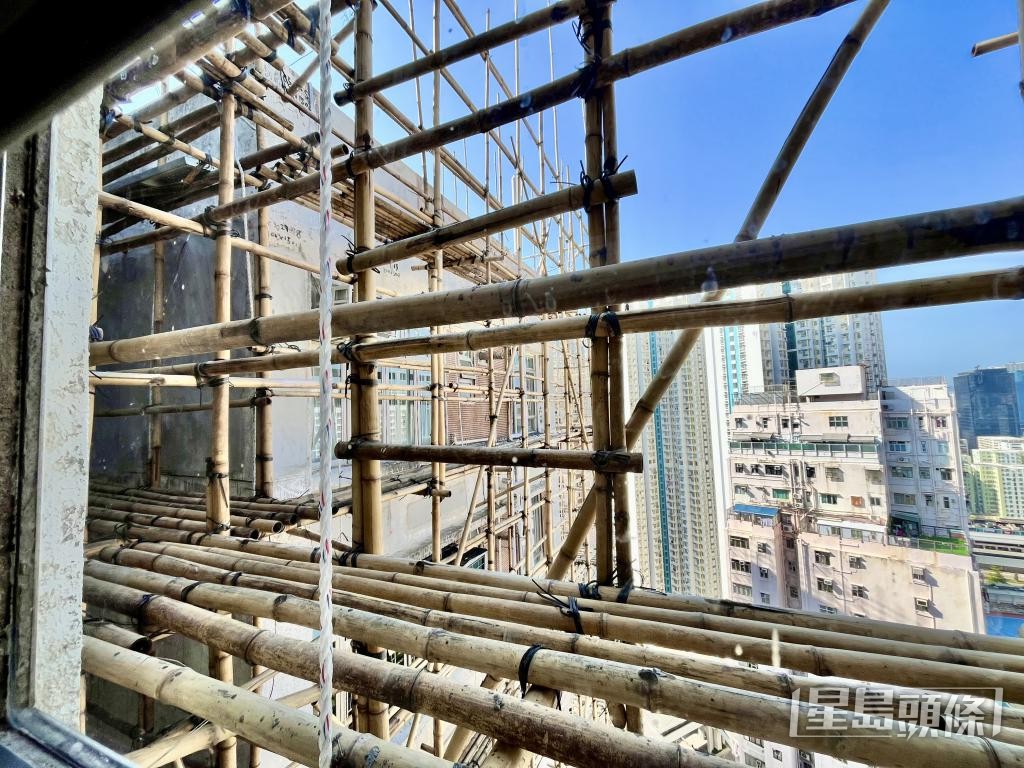 方保僑說，安基苑雖已拆卸棚網，但竹棚仍在，仍有「被困着」的不安感覺。