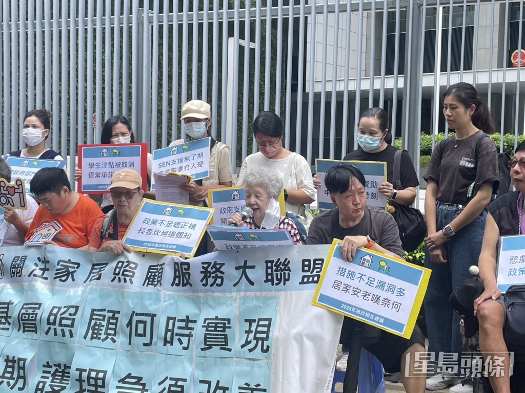 現年78歲的照顧者鄭婆婆(前排右二)。