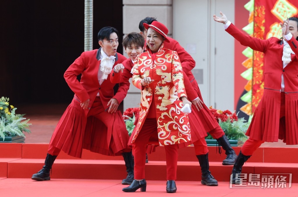 薛家燕身穿金紅色賀年服裝亮相。