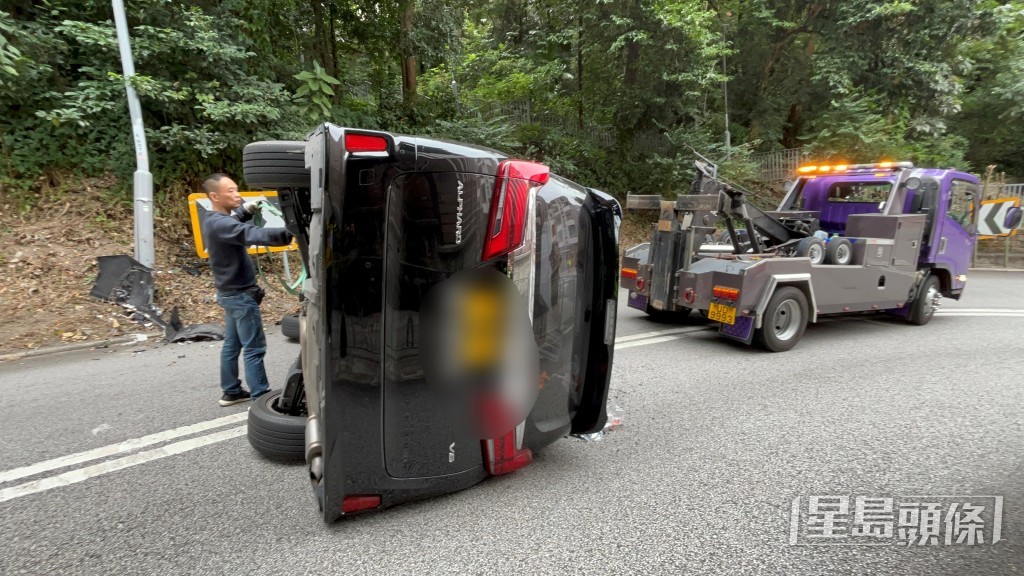 七人車向右翻側。林思明攝