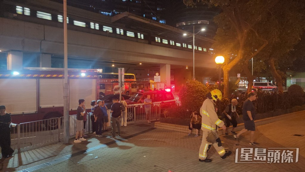 消防將火救熄後收隊離去。黎志偉攝 消防將火救熄後收隊離去。黎志偉攝