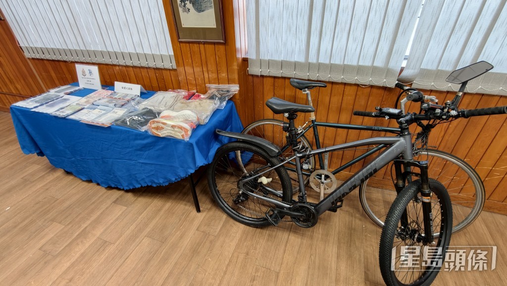 警方展示所得證物。黃文威攝