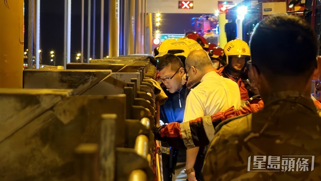 談判專家到場勸諭。 談判專家到場勸諭。