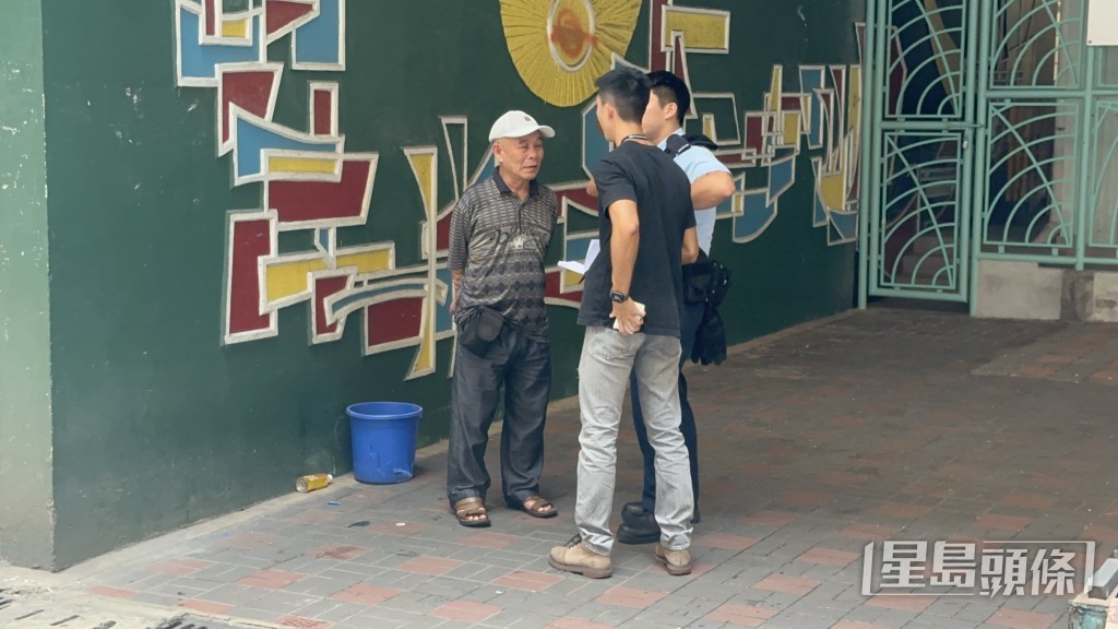 警員向磨刀檔主國先生(圖左)了解事件。梁國峰攝 警員向磨刀檔主國先生(圖左)了解事件。梁國峰攝