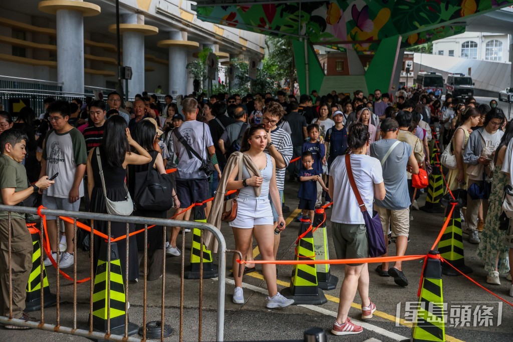 五一黃金周第4天,纜車站人流不減。何家豪攝 五一黃金周第4天,纜車站人流不減。何家豪攝
