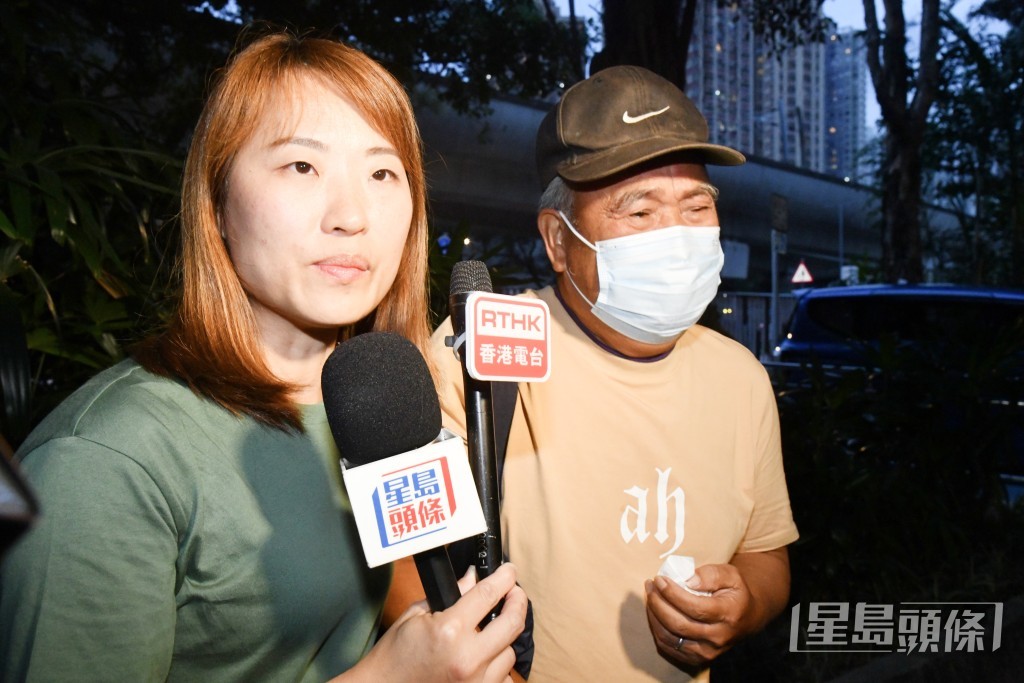 張父(右)在工權會總幹事蕭倩文陪同下,在醫院外見記者。徐裕民攝 張父(右)在工權會總幹事蕭倩文陪同下,在醫院外見記者。徐裕民攝