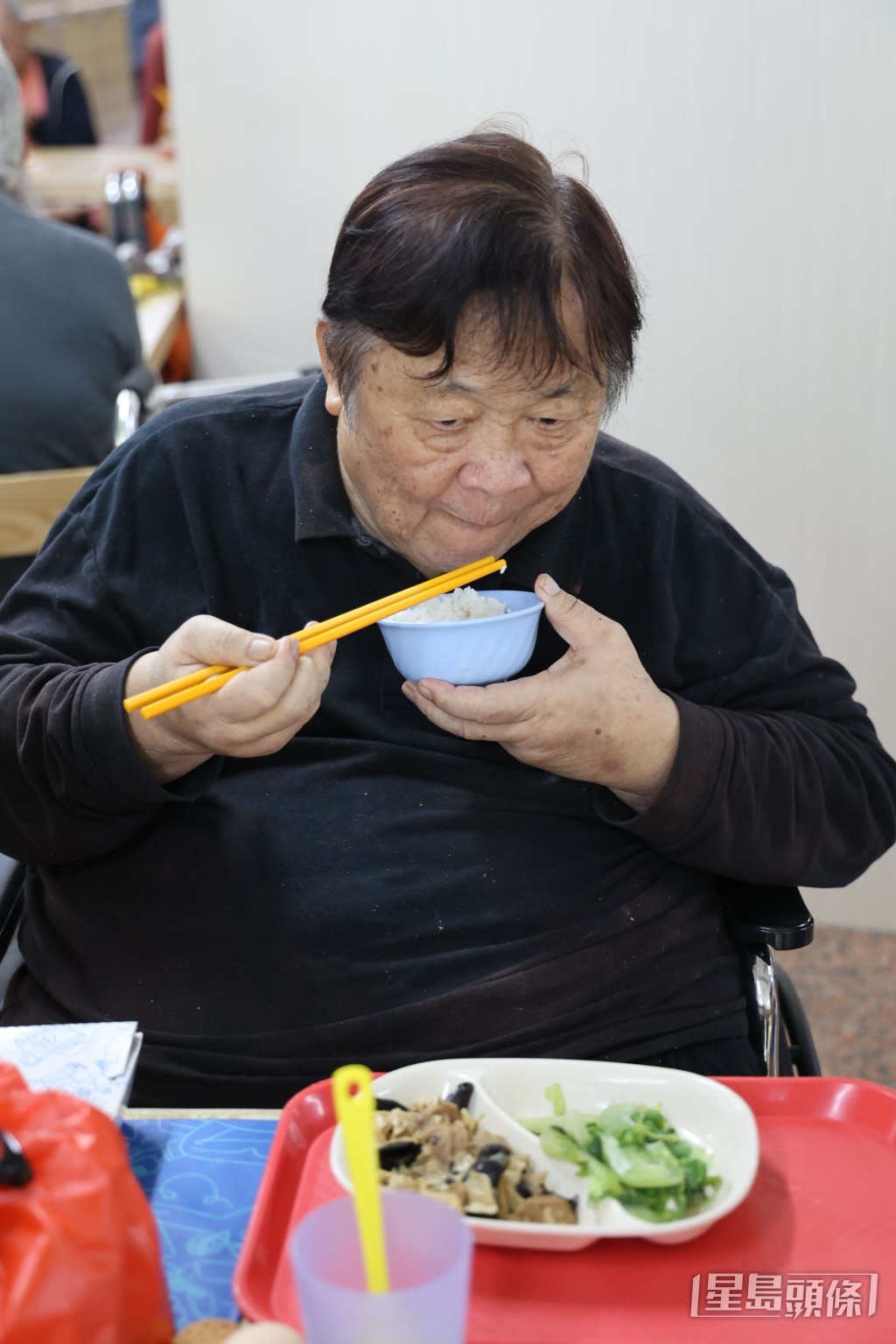 煌哥食時菜肉片及白飯，都算有胃口。