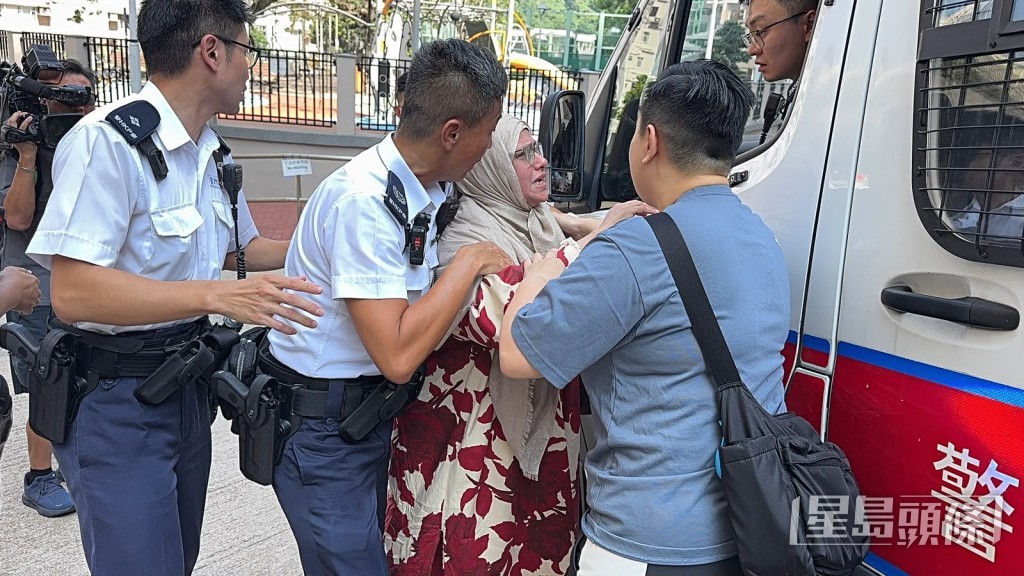 疑兇母親憂心忡忡。劉漢權攝 疑兇母親憂心忡忡。劉漢權攝