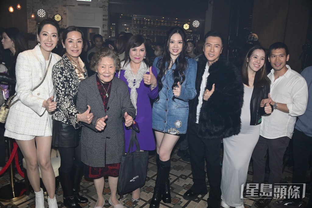 Jasmine有爸爸甄子丹和媽媽汪詩詩，還有婆婆、太婆，正在陀B的表姨湛琪清等支持！
