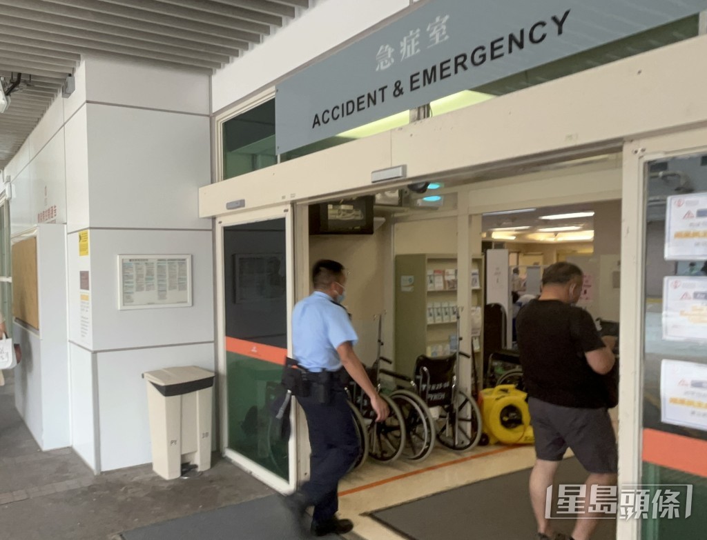 警員到醫院調查。楊偉亨攝