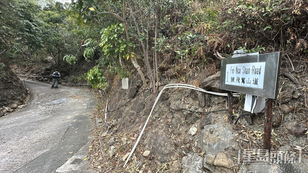 救援人员上山搜索。