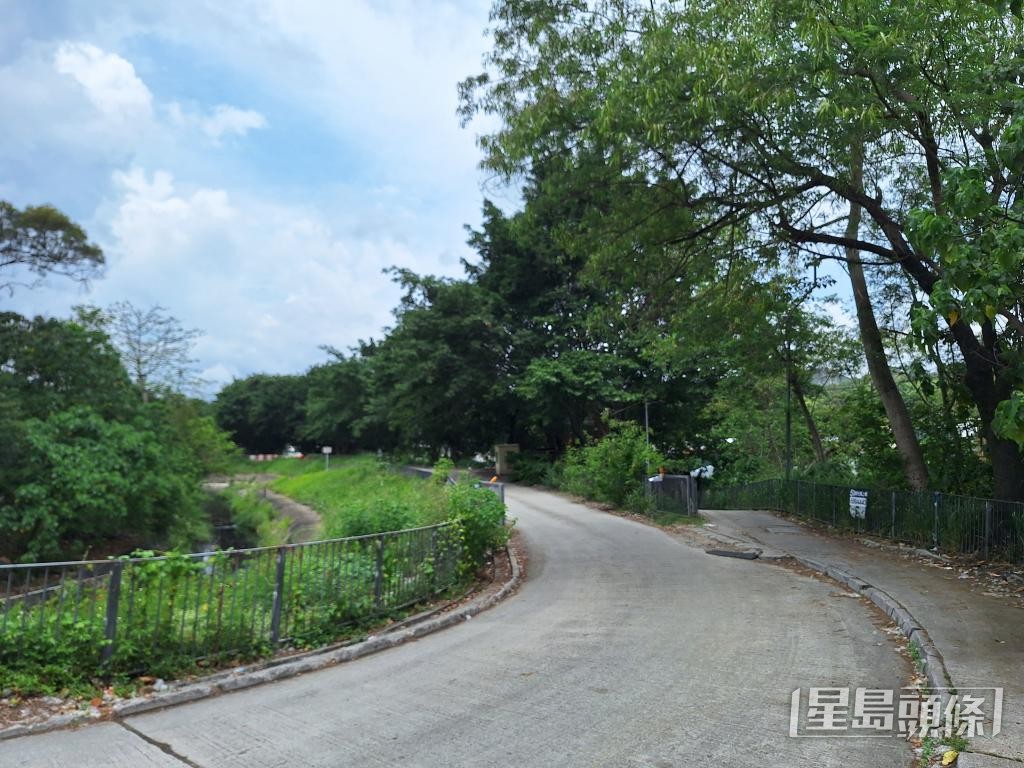 該「新寮屋區」位置隱蔽,沿路人跡罕至。 該「新寮屋區」位置隱蔽,沿路人跡罕至。