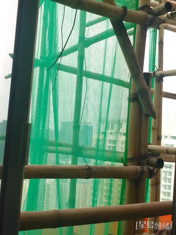 因應維修工程，安基苑外牆一度搭起棚架及圍起棚網。 受訪者提供