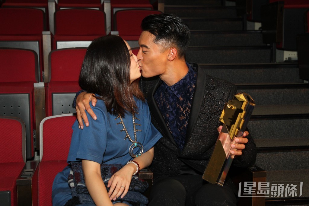 黎振燁奪「2016年香港先生」冠軍後，曾3度激咀太太晒恩愛。