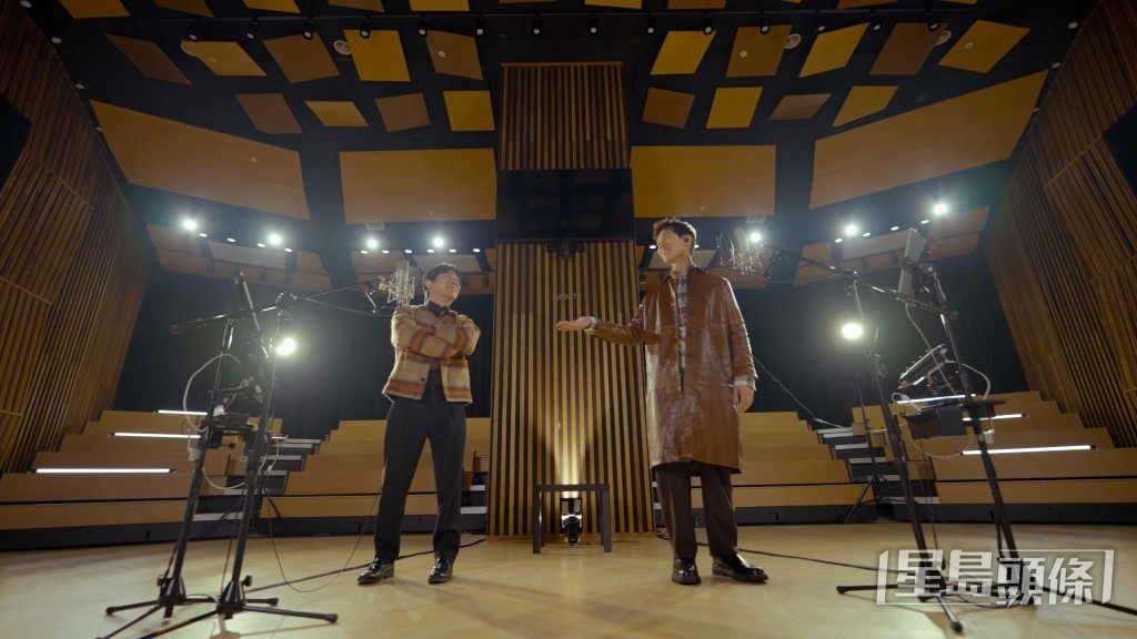 演繹電視劇經典主題曲《祝君好》。 演繹電視劇經典主題曲《祝君好》。