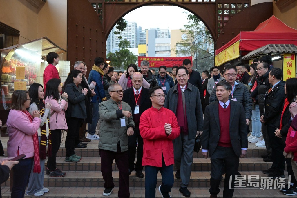 劉業強大年初二大清早到車公廟為香港求籤。(蘇正謙攝) 劉業強大年初二大清早到車公廟為香港求籤。(蘇正謙攝)