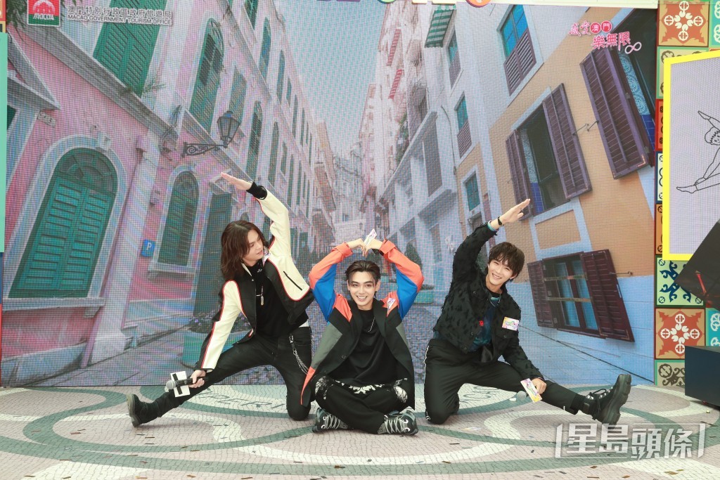 大摆高难度pose。
