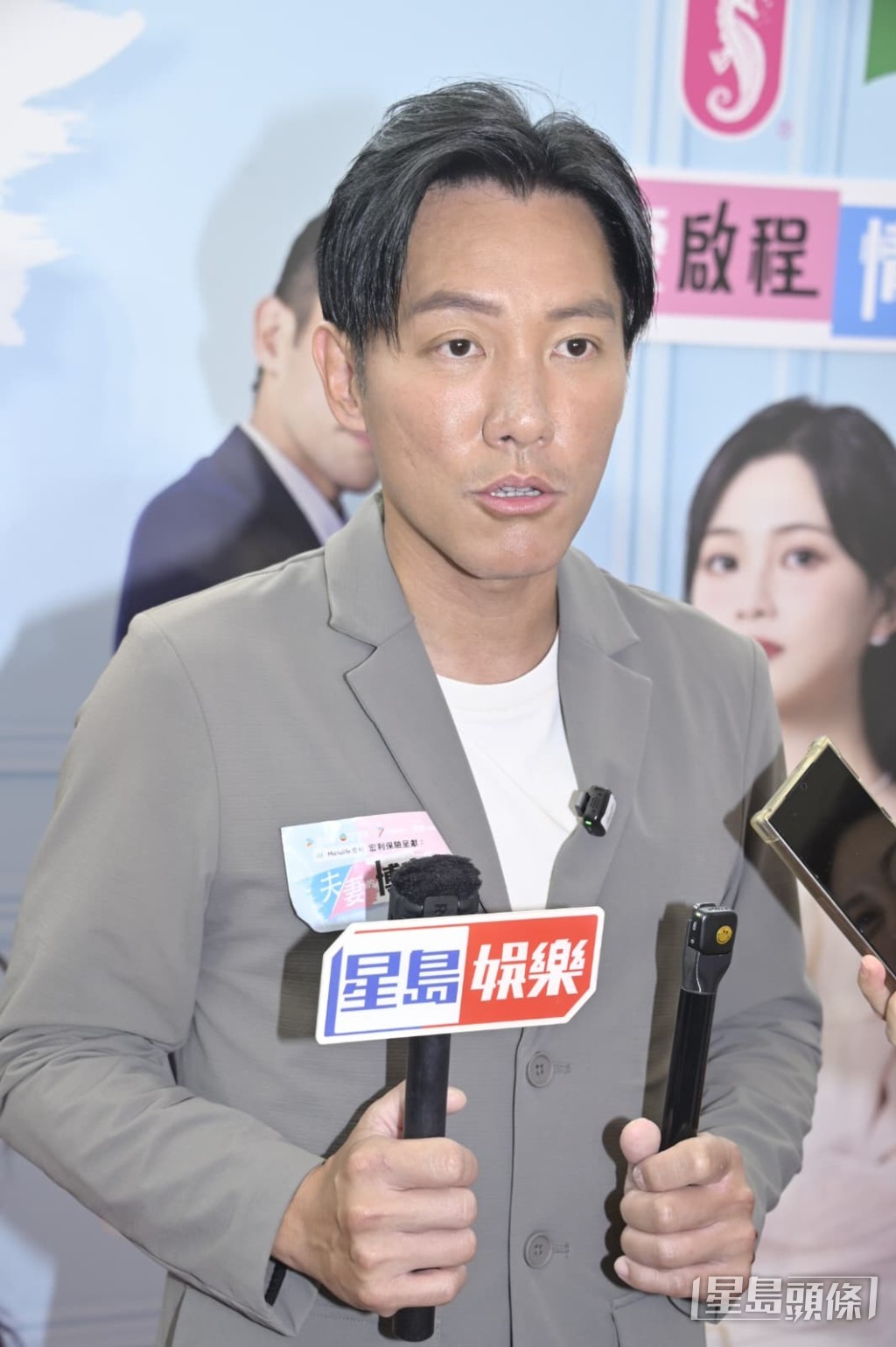 他揚言最想念的人是馬國明,笑他做了歌星後很難約。 他揚言最想念的人是馬國明,笑他做了歌星後很難約。