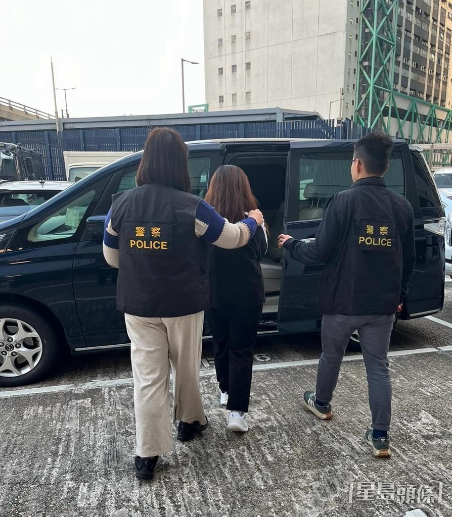 被捕女子带署调查。