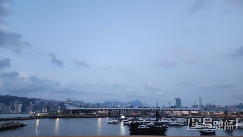 本港地區今日大致天晴,但初時局部地區有驟雨。黎志偉攝 本港地區今日大致天晴,但初時局部地區有驟雨。黎志偉攝