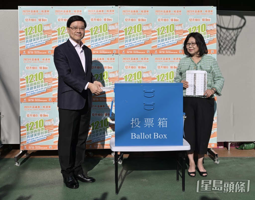 李家超（左）及其夫人（右）在中西區高主教書院投票。政府新聞處圖片
